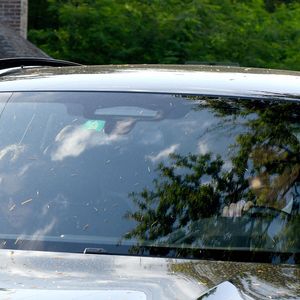 Anouchka Delon et son mari Julien Dereims à la sortie de la propriété de Douchy-Montcorbon après les obsèques d'Alain Delon le 24 août 2024.