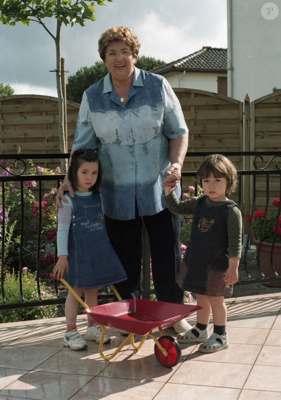 Maïté en compagnie de  ses petits-enfants en mai 2003.