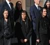 Lorsqu’elles rencontrent le pape, les femmes doivent traditionnellement porter du noir ; les bijoux, s’il y en a, doivent à peine se voir et la tête doit être couverte d’une mantille. 

La princesse Caroline de Hanovre, la princesse Stéphanie de Monaco, Charlotte Casiraghi et Pierre Casiraghi - Cérémonie de bienvenue pour le Pape Léon XIV au Palais Princier de Monaco suivie de la visite de courtoisie - Visite historique du pape Léon XIV à Monaco le 28 mars 2026.
© Bruno Bebert - Dominique Jacovides / Bestimage