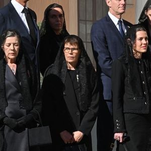 Lorsqu’elles rencontrent le pape, les femmes doivent traditionnellement porter du noir ; les bijoux, s’il y en a, doivent à peine se voir et la tête doit être couverte d’une mantille. 

La princesse Caroline de Hanovre, la princesse Stéphanie de Monaco, Charlotte Casiraghi et Pierre Casiraghi - Cérémonie de bienvenue pour le Pape Léon XIV au Palais Princier de Monaco suivie de la visite de courtoisie - Visite historique du pape Léon XIV à Monaco le 28 mars 2026.
© Bruno Bebert - Dominique Jacovides / Bestimage