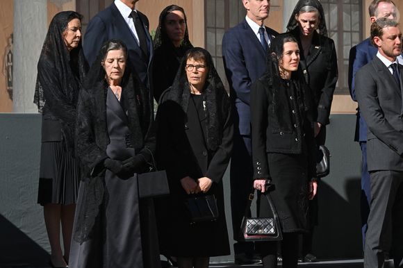 Lorsqu’elles rencontrent le pape, les femmes doivent traditionnellement porter du noir ; les bijoux, s’il y en a, doivent à peine se voir et la tête doit être couverte d’une mantille. 

La princesse Caroline de Hanovre, la princesse Stéphanie de Monaco, Charlotte Casiraghi et Pierre Casiraghi - Cérémonie de bienvenue pour le Pape Léon XIV au Palais Princier de Monaco suivie de la visite de courtoisie - Visite historique du pape Léon XIV à Monaco le 28 mars 2026.
© Bruno Bebert - Dominique Jacovides / Bestimage