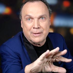 Ces moments familiaux lui font réaliser que la vraie victoire n’est pas seulement la célébrité, mais la présence et l’attention envers ses proches. 

Portrait de Julien Lepers, lors de l'enregistrement de l'émission "Chez Jordan". Le 14 février 2022
© Cédric Perrin / Bestimage