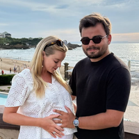 Gauthier Le Bret (CNews) pose à la plage avec sa femme Eloïse, très enceinte, ils ont misé sur la ville où il fait le plus bon vivre en France