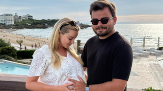 Gauthier Le Bret (CNews) pose à la plage avec sa femme Eloïse, très enceinte, ils ont misé sur la ville où il fait le plus bon vivre en France
