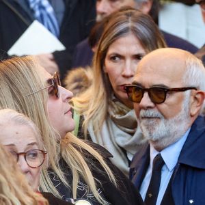 Josiane Balasko, sa fille Marilou Berry, Gérard Jugnot, George Aguilar à la sortie des Obsèques de Michel Blanc en l'église Saint-Eustache à Paris, le 10 octobre 2024. 
© Moreau / Jacovides / Bestimage