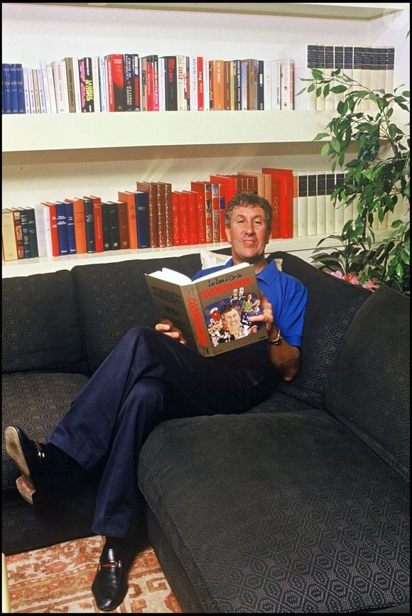 Après un redressement dical et un cyclone l'ex-star de TF1 a revendu sa maison nommée  Villa Caye Blanche.

 Archives - Stéphane Collaro en 1987.
AGENCE / BESTIMAGE