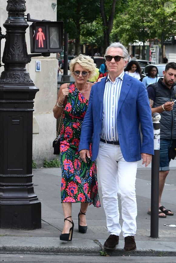 Sophie Davant et son compagnon William Leymergie - Mariage de Claude Lelouch à la mairie du 18ème à Paris. Le 17 juin 2023.  ©Bestimage