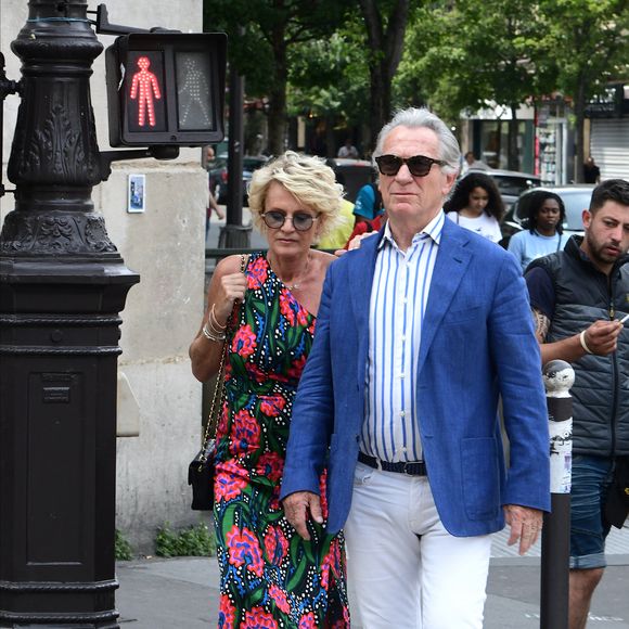 Sophie Davant et son compagnon William Leymergie - Mariage de Claude Lelouch à la mairie du 18ème à Paris. Le 17 juin 2023.  ©Bestimage