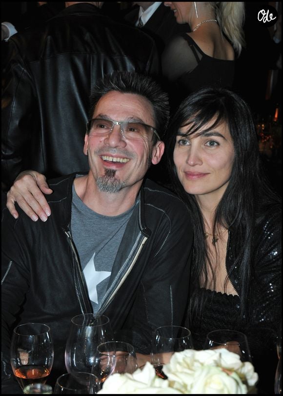 Si leur histoire d'amour dure depuis leur rencontre sur une péniche à Paris en 1993, les débuts n'ont pas été d'une grande évidence entre le chanteur et l'argentine, mariés depuis 2006 et parents de deux enfants : Inca, né en 1996, et All, née en 1999.

Florent Pagny et sa femme Azucena lors du 25ème Festival Automobile International aux Invalides, à Paris, en février 2010.

BALDINI / BESTIMAGE