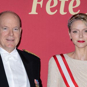 Le prince Albert II de Monaco, La princesse Charlène de Monaco - La famille princière de Monaco arrive au gala "Bonsoir Monte-Carlo - Grande revue - Josephine Baker" à l'opéra de Monte-Carlo à l'occasion de la fête nationale le 19 novembre 2025.

© Olivier Huitel / Pool Monaco / Bestimage