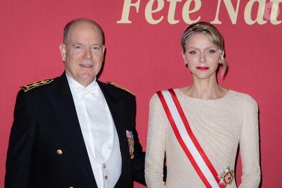 Le prince Albert II de Monaco, La princesse Charlène de Monaco - La famille princière de Monaco arrive au gala "Bonsoir Monte-Carlo - Grande revue - Josephine Baker" à l'opéra de Monte-Carlo à l'occasion de la fête nationale le 19 novembre 2025.

© Olivier Huitel / Pool Monaco / Bestimage