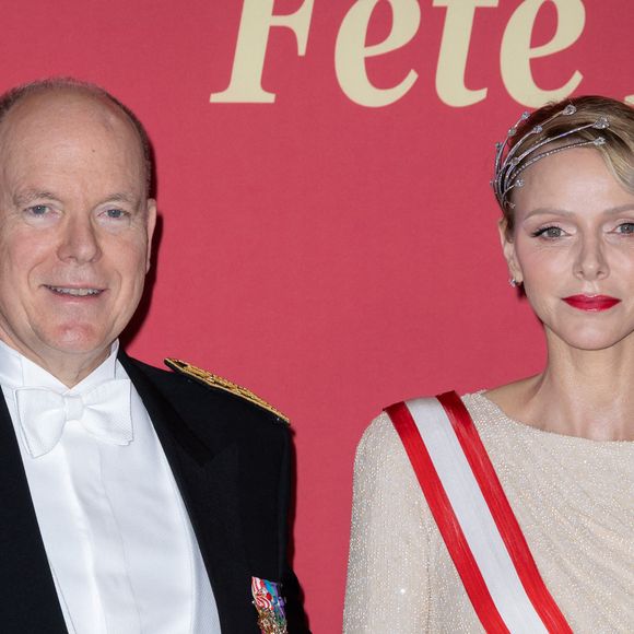 Le prince Albert II de Monaco, La princesse Charlène de Monaco - La famille princière de Monaco arrive au gala "Bonsoir Monte-Carlo - Grande revue - Josephine Baker" à l'opéra de Monte-Carlo à l'occasion de la fête nationale le 19 novembre 2025.

© Olivier Huitel / Pool Monaco / Bestimage