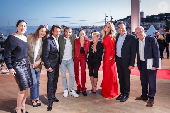 Noémie Merlant, Sanda Codreanu , Bertrand Chameroy, Sofiane Zermani (Fianso), Souheila Yacoub, Anne-Elisabeth Lemoine, Adriana Karembeu, Patrick Cohen, Pierre Lescure sur le plateau de 'émission "C à vous" lors du 77ème Festival International du Film de Cannes le 17 mai 2024. © Jack Tribeca / Bestimage