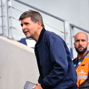 Thomas Sotto assiste au match de Ligue 1 entre le Paris FC et le RC Strasbourg Alsace au Stade Jean Bouin le 21 septembre 2025 à Paris, France. ( Photo by Federico Pestellini / PsnewZ ) -