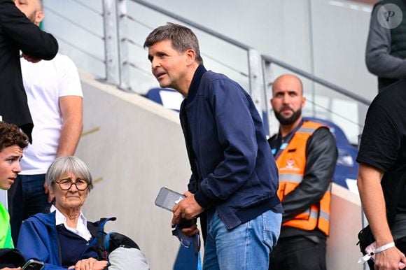 Thomas Sotto assiste au match de Ligue 1 entre le Paris FC et le RC Strasbourg Alsace au Stade Jean Bouin le 21 septembre 2025 à Paris, France. ( Photo by Federico Pestellini / PsnewZ ) -
