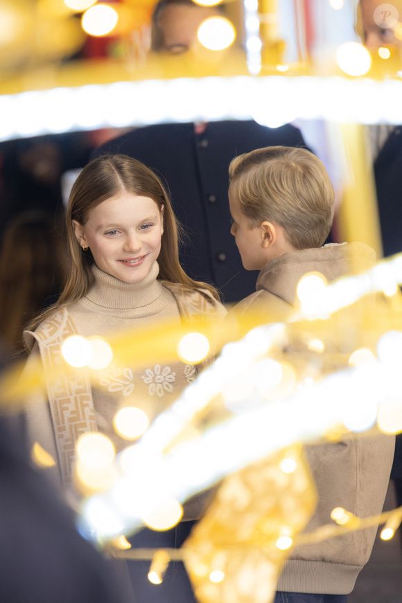 La princesse Gabriella de Monaco, comtesse de Carladès, Le prince Jacques de Monaco, marquis des Baux - La famille princière de Monaco lors du lancement des illuminations de Noël organisées par la municipalité de Monaco sur la Place d'Armes le 27 novembre 2025.
© Olivier Huitel / Pool / Bestimage