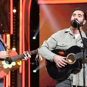 Vianney et Kendji Girac - Les personnalités se mobilisent lors de la 37ème édition du Téléthon sur le plateau de France 2, avec pour parrain Vianney. Cette année, 80,6 millions de dons ont été promis. Le 9 décembre 2023. 
© Coadic Guirec / Bestimage