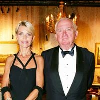 Jean-Paul Guerlain placé sous tutelle et négligé par son fils Stéphane ? Sa compagne Christina l'assure mais un médecin affirme le contraire