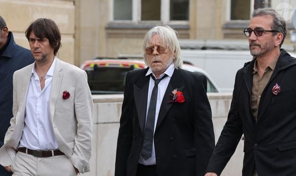 Mariage du chanteur Renaud avec sa compagne Christine, qu'il aime appeler Cerise, en référence a ses boucles d'oreilles fetiches portées ce jour, et celui de leur rencontre. Le 4 mai 2024 à la mairie du 14e arrondissement de Paris © Gimmick/SIPA