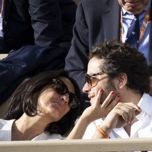 Florence Foresti et son compagnon Alexandre Kominek - People dans les tribunes lors des Internationaux de France de Tennis de Roland Garros 2022 à Paris le 29 mai 2022. © Cyril Moreau/Bestimage