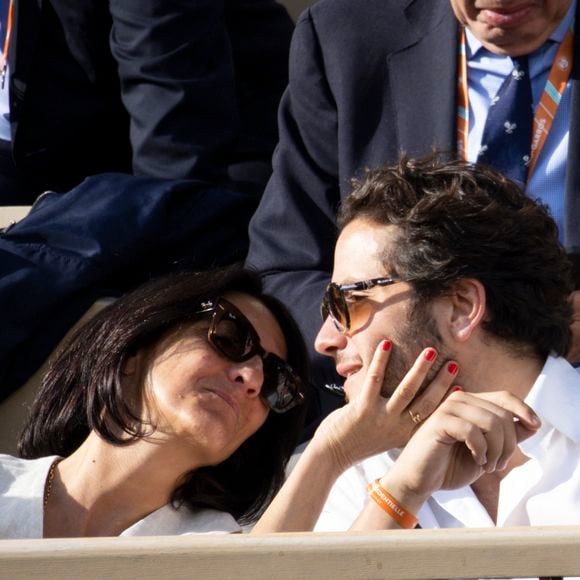 Florence Foresti et son compagnon Alexandre Kominek - People dans les tribunes lors des Internationaux de France de Tennis de Roland Garros 2022 à Paris le 29 mai 2022. © Cyril Moreau/Bestimage