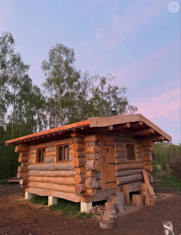 Le chanteur a dévoilé le résultat de sa cabane terminée sur Instagram le 12 avril 2026

Vianney a terminé la construction de sa cabane en bois en pleine forêt et montre le résultat sur Instagram le 12 avril 2026.