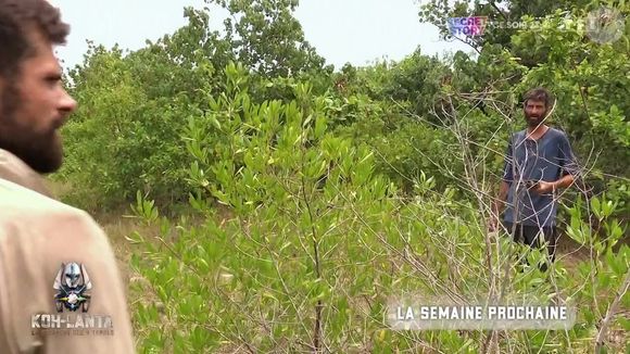 Claire, Gaëlle, Maël, Jérôme des Landes et Jérôme le catalan disputent l'épreuve d'orientation dans "Koh-Lanta, La Revanche des 4 Terres".