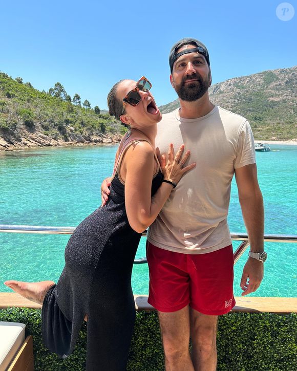 "Je veux me rappeler de toi comme quand je t’ai découvert le premier jour, le jour de notre mariage, une femme forte pleine de caractère avec d’innombrables qualités", a-t-il écrit.

Laure et Matthieu de "Mariés au premier regard".

Photo : Instagram