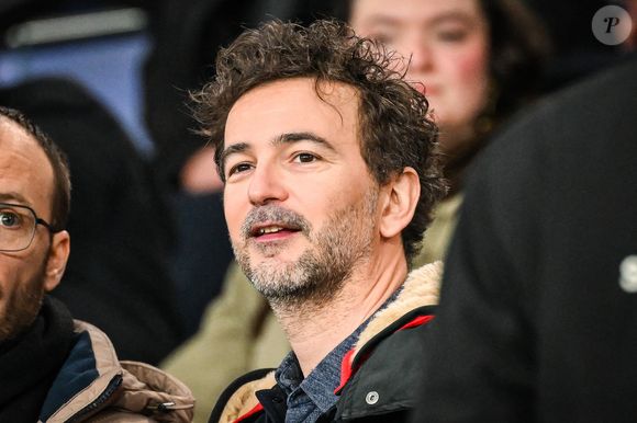 Renan Luce - Célébrités dans les tribunes lors du match de football du PSG face à Metz au Parc des Princes à Paris le 21 Février 2026. © Matthieu Mirville/Bestimage