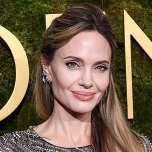 Angelina jolie a décidé de revenir sous le feu des projecteurs.

Angelina Jolie, vêtue d'une robe McQueen, arrive à la 82e cérémonie annuelle des Golden Globe Awards au Beverly Hilton Hotel, à Beverly Hills, Los Angeles, Californie. © Press Service / BESTIMAGE