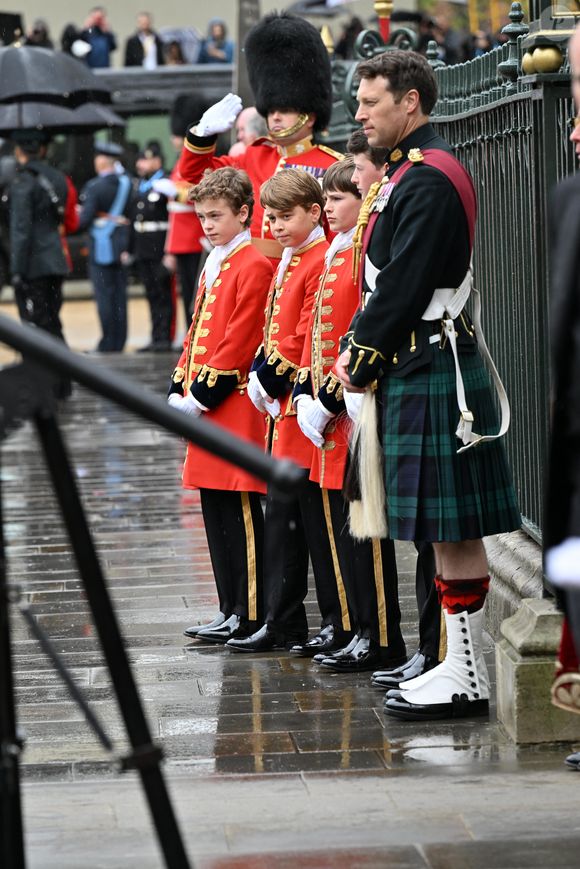 Comme le prouvent certaines vidéos postées sur les réseaux sociaux 

Le prince George de Galles - Les invités arrivent à la cérémonie de couronnement du roi d'Angleterre à l'abbaye de Westminster de Londres, Royaume Uni, le 6 mai 2023