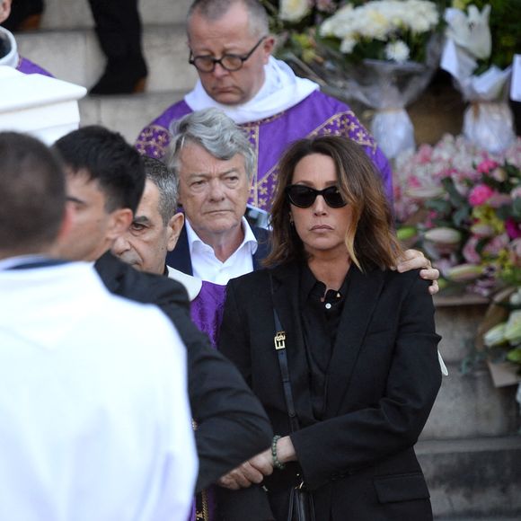 L'ancien compagnon de l'actrice Jean-Louis Borloo était également présent

Laura Smet, Jean-Louis Borloo - Sorties des obsèques de Nathalie Baye en l'église Saint-Sulpice à Paris le 24 avril 2026. Clement Prioli / Bestimage
