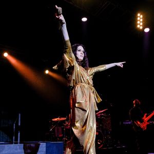 Mais 6 semaines après l'opération qui l'a contrainte à se mettre en retrait de la scène, des complications se sont manifestées
 
Jessie J en concert à Birmingham, à l'occasion de sa tournée "R.O.S.E.". Le 20 novembre 2018 Backgrid UK/ Bestimage