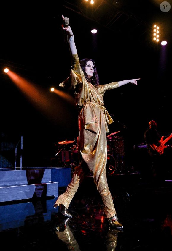 Mais 6 semaines après l'opération qui l'a contrainte à se mettre en retrait de la scène, des complications se sont manifestées
 
Jessie J en concert à Birmingham, à l'occasion de sa tournée "R.O.S.E.". Le 20 novembre 2018 Backgrid UK/ Bestimage