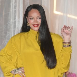 Mumbai, INDE Rihanna a illuminé la salle dans un ensemble jaune saisissant lors du lancement de Fenty Beauty à Mumbai. La magnat de la beauté a associé son look à des cheveux lisses à la taille, à des bijoux voyants et à un rouge à lèvres audacieux, attirant ainsi l'attention lors de cet événement très attendu.



Sur la photo : Rihanna