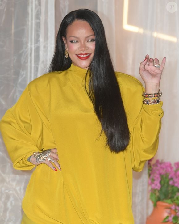 Mumbai, INDE Rihanna a illuminé la salle dans un ensemble jaune saisissant lors du lancement de Fenty Beauty à Mumbai. La magnat de la beauté a associé son look à des cheveux lisses à la taille, à des bijoux voyants et à un rouge à lèvres audacieux, attirant ainsi l'attention lors de cet événement très attendu.



Sur la photo : Rihanna