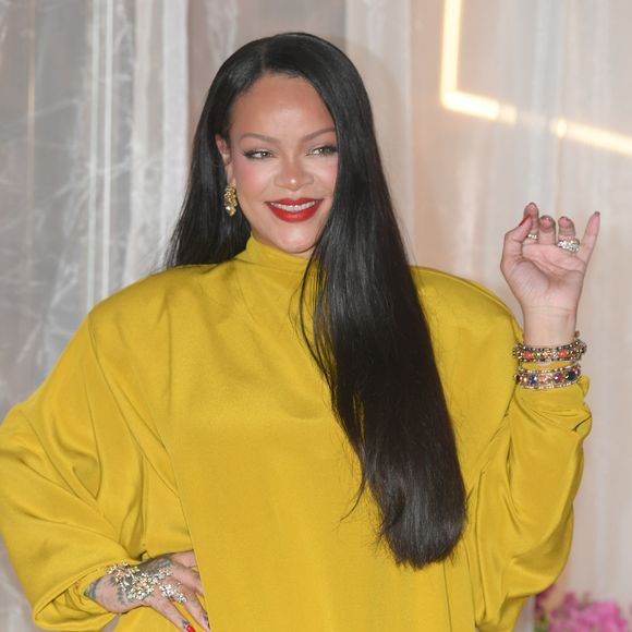 Mumbai, INDE Rihanna a illuminé la salle dans un ensemble jaune saisissant lors du lancement de Fenty Beauty à Mumbai. La magnat de la beauté a associé son look à des cheveux lisses à la taille, à des bijoux voyants et à un rouge à lèvres audacieux, attirant ainsi l'attention lors de cet événement très attendu.



Sur la photo : Rihanna