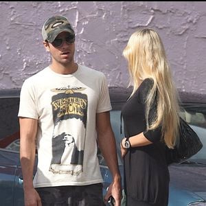 Anna Kournikova  et Enrique Iglesias partent déjeuner à Miami Beach. @ KADENA PRESS / BESTIMAGE