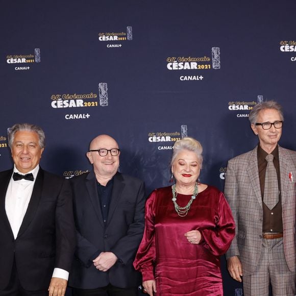 Christian Clavier, Michel Blanc, Josiane Balasko, Thierry Lhermitte, Marie-Anne Chazel, Gérard Jugnot et Bruno Moynot lors du photocall lors de la 46ème cérémonie des César à l'Olympia à Paris, France, le 12 mars 2021.© Thomas Samson / Pool / Bestimage
