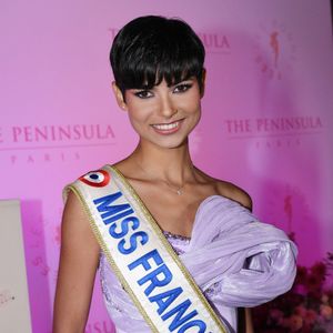 Eve Gilles (Miss France 2024) - Photocall du 5ème gala de charité de l'association "Les Bonnes Fées" à l'occasion de la campagne mondiale "Octobre Rose" à l'hôtel Peninsula, Paris le 3 octobre 2024. A l'occasion de la campagne mondiale "Octobre Rose", l'hôtel Peninsula Paris lance son programme caritatif "Peninsula in Pink", dont les bénéfices seront reversés à l'association "Les Bonnes Fées". © Rachid Bellak/Bestimage