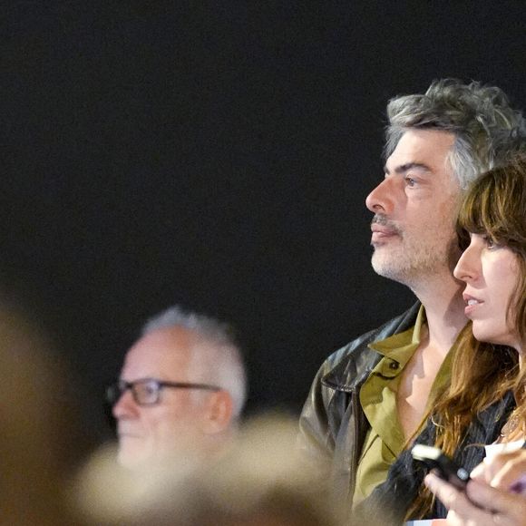 Lou Doillon, avec son compagnon Stéphane Manel, présente le film "Boxes" réalisé par sa mère Jane Birkin lors du festival Lumière 2023 à Lyon le 22 octobre 2023. © Sandrine Thesillat / Panoramic / Bestimage