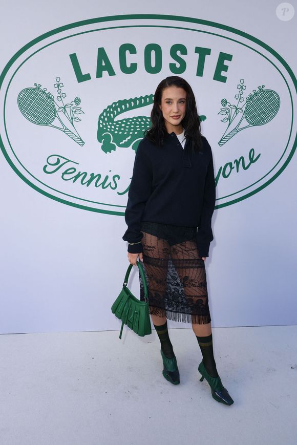 Maria Pedraza au photocall du défilé Lacoste Collection Femme Prêt-à-Porter Printemps/Eté 2026 lors de la Fashion Week de Paris (PFW), au Lycée Carnot, à Paris, France, le 5 octobre 2025. © Sam Delpech/Bestimage