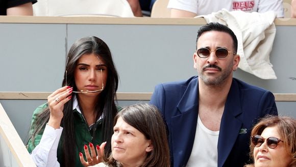 Adil Rami et sa compagne Louana Franco dans les tribunes lors des Internationaux de France de Tennis de Roland Garros 2025. Paris, le 1er Juin 2025. © Dominique Jacovides/Bestimage