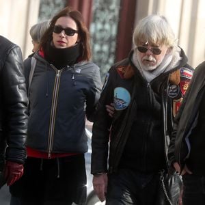 Lolita Séchan et son père le chanteur Renaud - Obsèques de Thierry Séchan frère du chanteur Renaud) au cimetière du Montparnasse à Paris le 16 janvier 2019. 
Crédit : Agence /Bestimage