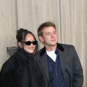 Ce look aussi excentrique que luxueux a été imaginé et créé sur-mesure par le talentueux couturier et directeur artistique de Dior, Jonathan Anderson.

Rihanna et Jonathan Anderson (Dir. Artistique) posent à la suite du Défilé de Mode Christian Dior, Collection Haute Couture Printemps/Été 2026, dans le cadre de la Fashion Week de Paris, France, le 26 Janvier 2026.

© Bertrand Rindoff / Bestimage