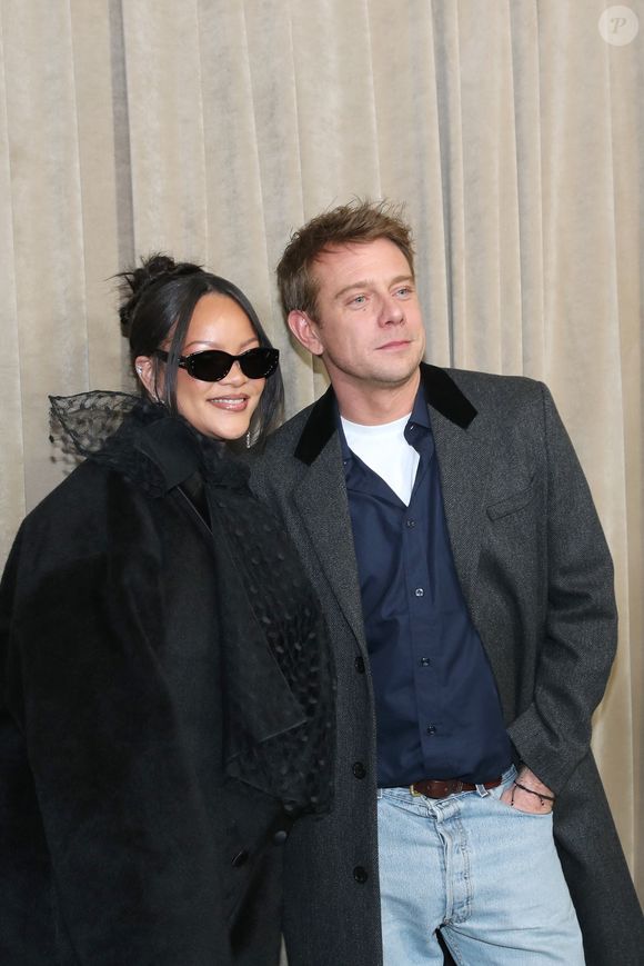 Ce look aussi excentrique que luxueux a été imaginé et créé sur-mesure par le talentueux couturier et directeur artistique de Dior, Jonathan Anderson.

Rihanna et Jonathan Anderson (Dir. Artistique) posent à la suite du Défilé de Mode Christian Dior, Collection Haute Couture Printemps/Été 2026, dans le cadre de la Fashion Week de Paris, France, le 26 Janvier 2026.

© Bertrand Rindoff / Bestimage