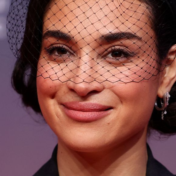 Camelia Jordana a illuminé le tapis rouge avec un look rétro associant un ensemble jupe blazer noir associé à un serre-tête orné d'un voile
Camelia Jordana au photocall de la cérémonie d'hommage à Sean Penn lors de la deuxième journée du 21e Festival international du film de Marrakech. © Dominique Jacovides/Bestimage 