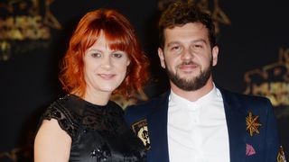 Claudio Capéo en couple depuis 23 ans avec Aurélie, une fleuriste avec qui il vit dans une petite ville loin de Paris