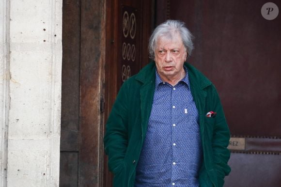 Hervé Vilard à la sortie des obsèques de Jean Tiberi, maire de Paris de 1995 à 2001, en l'église Saint-Etienne-du-Mont à Paris le 3 juin 2025. © Christophe Clovis / Bestimage
