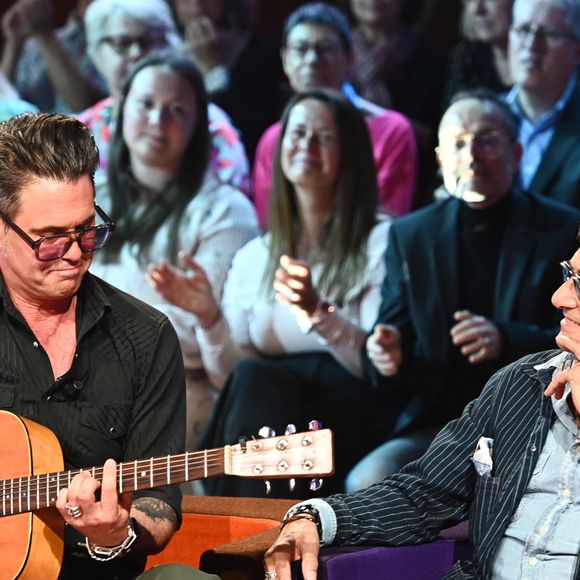 Exclusif - Gerard Lanvin et son fils Manu Lanvin lors de l'enregistrement de l'émission "Famille je vous aime" présentée par M. Drucker et qui sera diffusée le 13 juin 2025 sur France 3, aux Studios rive gauche à Paris, France, le 15 avril 2025. © Clovis-Gaffiot/Bestimage